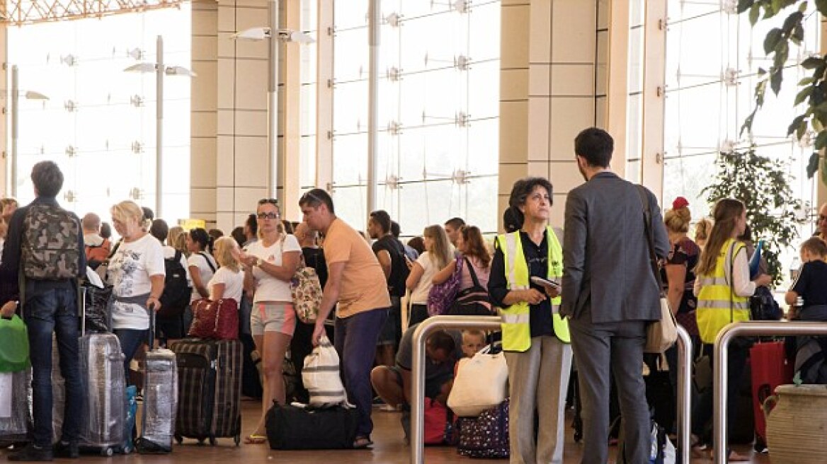 Περίπου 2.000 Βρετανοί τουρίστες επέστρεψαν στην Αγγλία από το Σαρμ ελ-Σέιχ